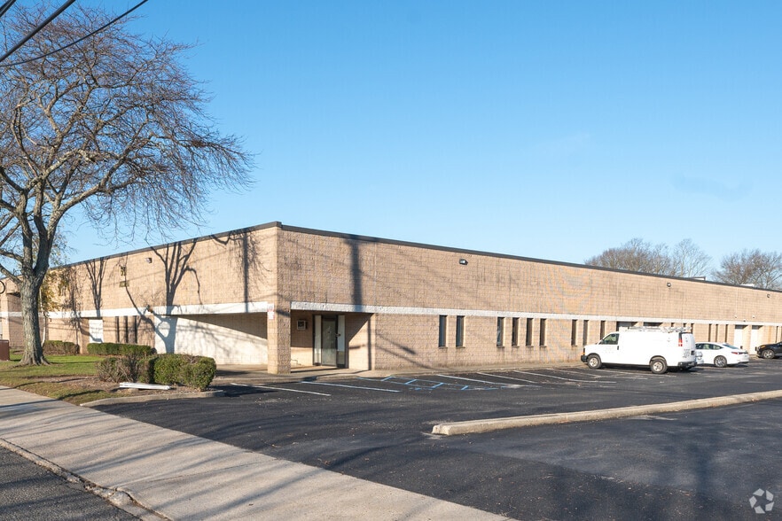 More Photos Of 561 Acorn St, Deer Park Warehouse For Lease