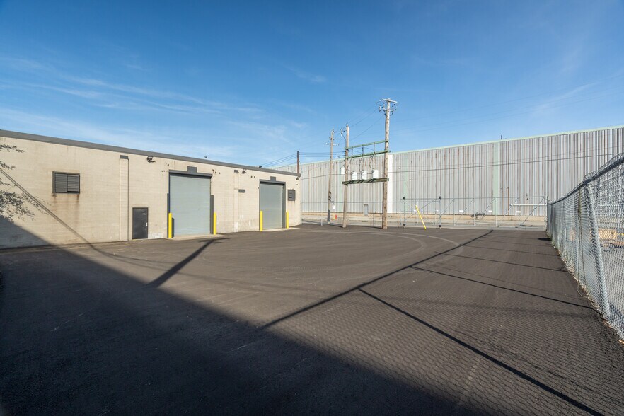 More Photos Of 100 Burland Cres, Hamilton Warehouse For Lease