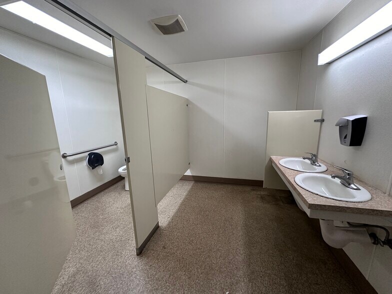 More Photos Of 104 Clover Leaf Loop, Sutherlin Storefront For Lease