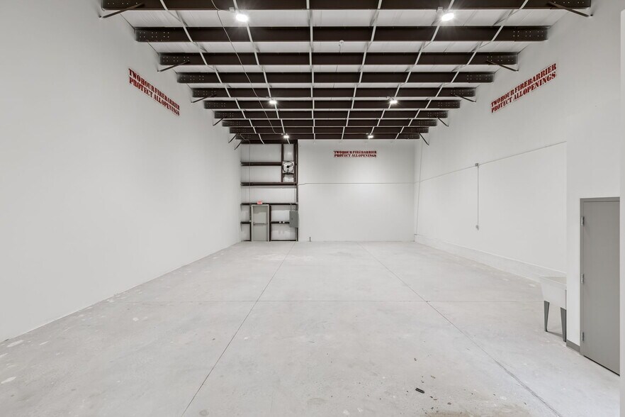 More Photos Of 7120 Sampey Rd, Groveland Business Park For Lease