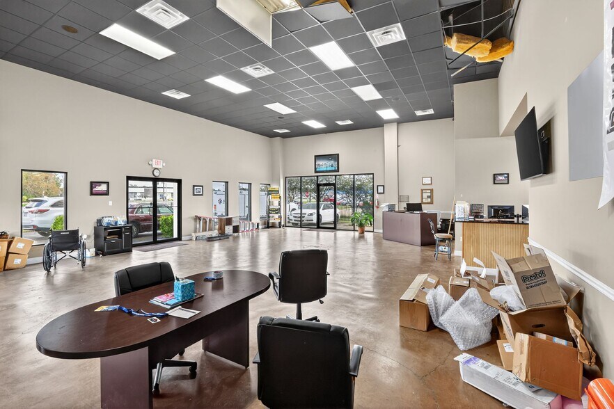 More Photos Of 15590 Florida Blvd, Baton Rouge Showroom For Sale