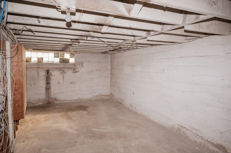 More Photos Of 435 Main St E, Trimont Flex For Sale