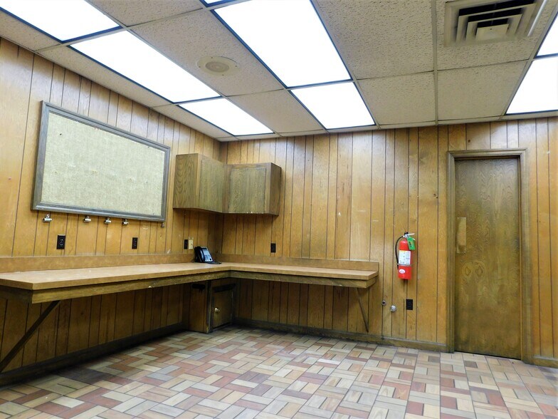 More Photos Of 720 SW F Ave, Lawton Manufacturing For Sale