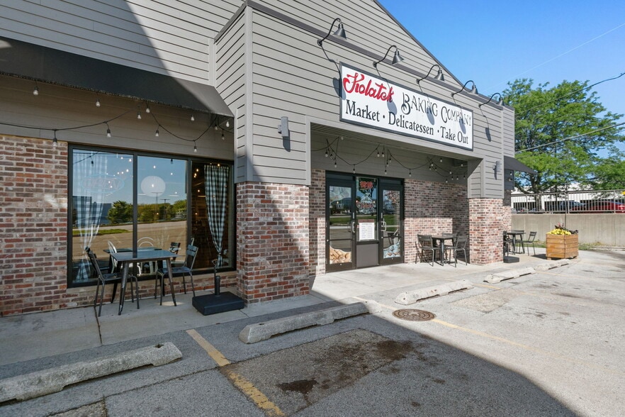More Photos Of 1910-1918 N Rand Rd, Palatine Freestanding For Sale