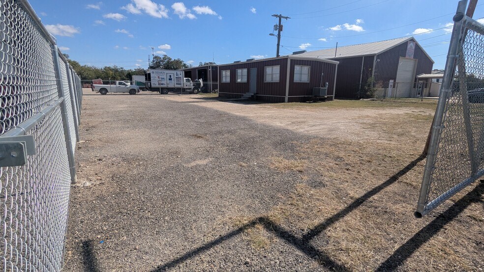 Primary Photo Of 2940 S WW White Rd, San Antonio Service For Lease