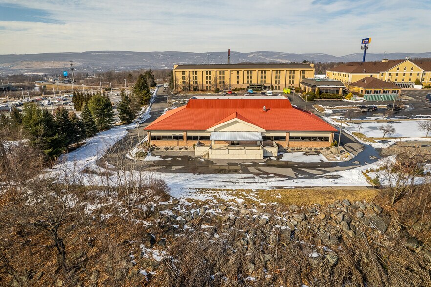 More Photos Of 20 Montage Mountain Rd, Moosic Restaurant For Lease