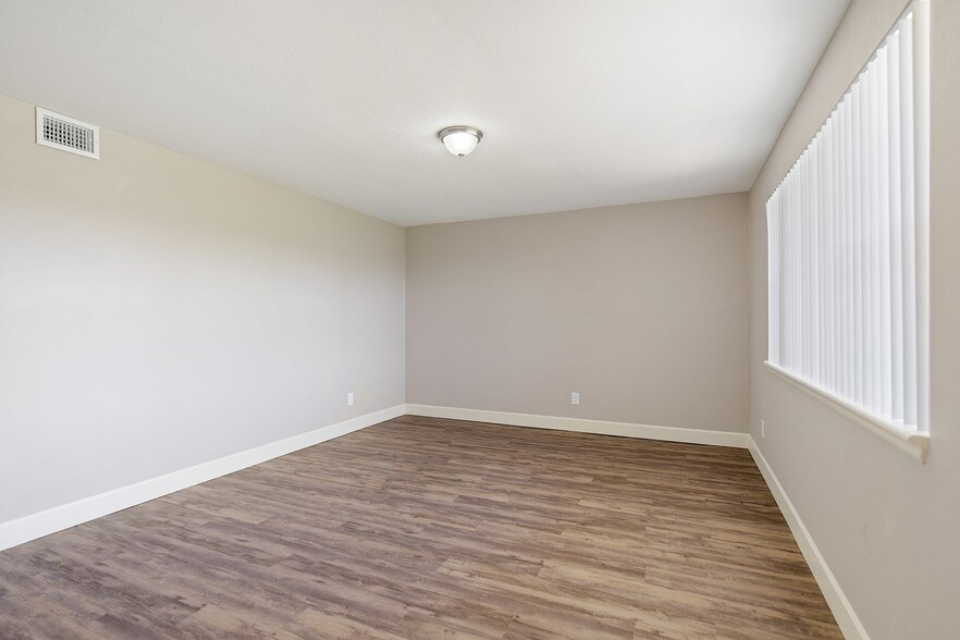 More Photos Of 146 Del Mar Cir, Aurora Apartments For Sale