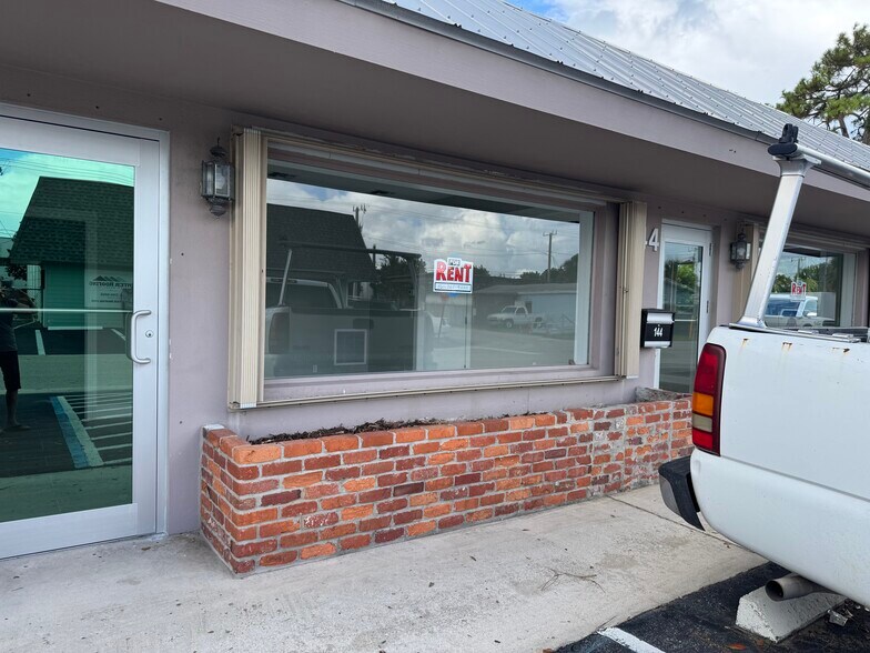 More Photos Of 144 Jupiter St, Jupiter Light Distribution For Lease