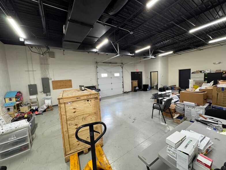 More Photos Of 220-320 Howard Ave, Des Plaines Light Distribution For Sale