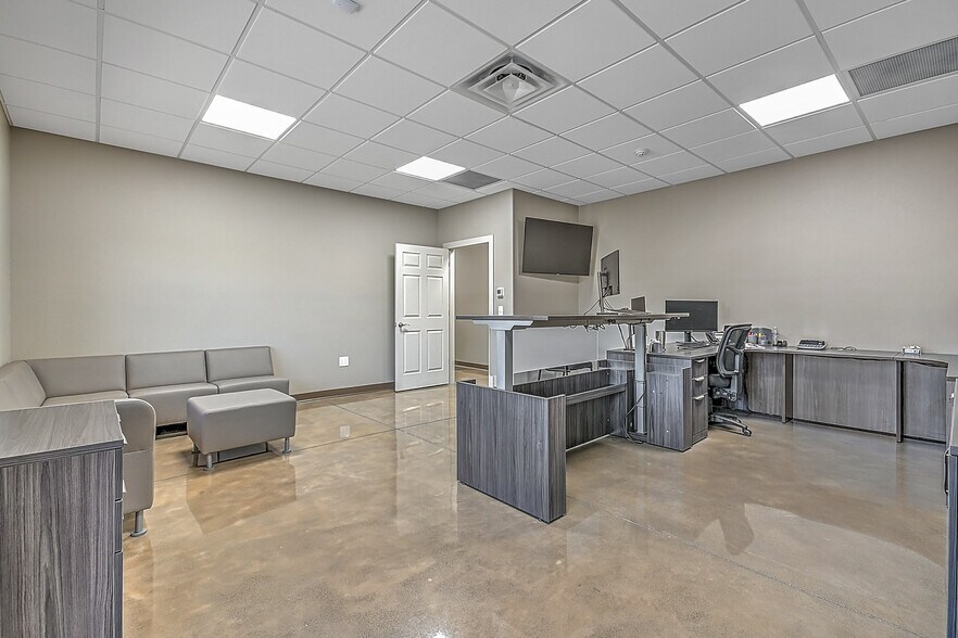 More Photos Of 317 Bluff City Hwy, Bristol Flex For Sale