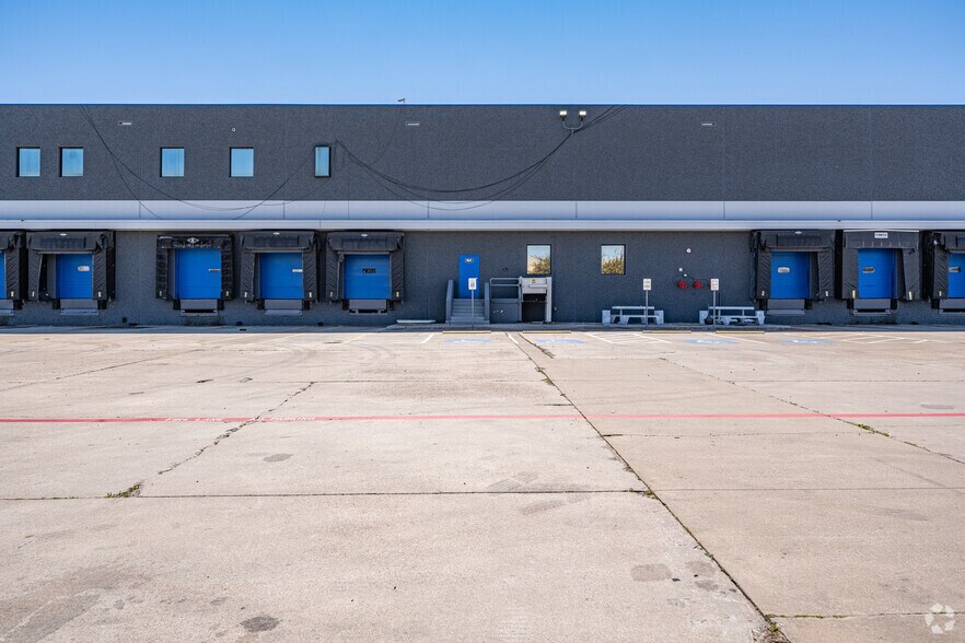 More Photos Of 1350 Avenue S, Grand Prairie Distribution For Lease