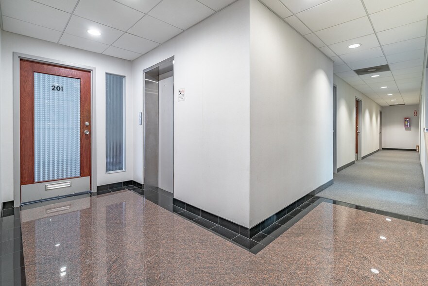 More Photos Of 6650 N Northwest Hwy, Chicago Office For Lease