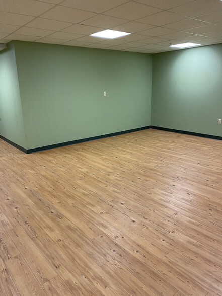 More Photos Of 32 Worlds Fair Dr, Somerset Medical For Lease