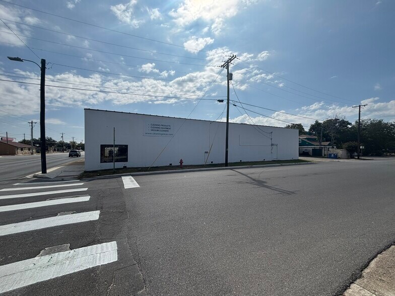 More Photos Of 401 Main St, Kerrville Storefront Retail Office For Lease
