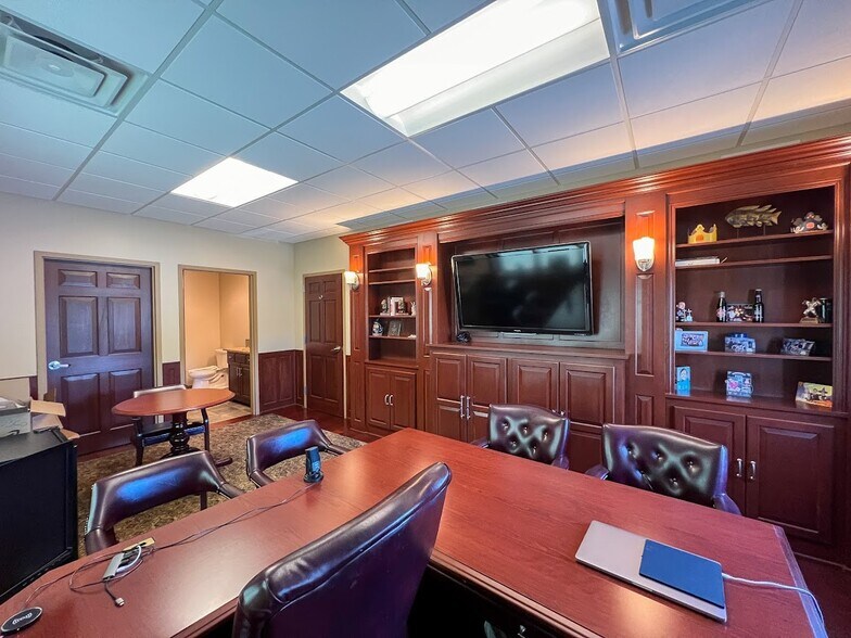 More Photos Of 1737 N Main Ext St, Butler Light Distribution For Sale