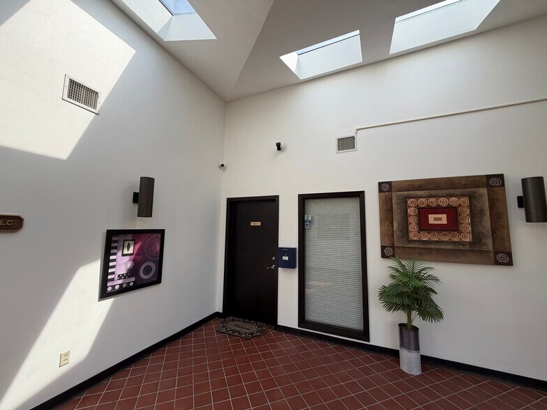 More Photos Of 4317 S River Blvd, Independence Office For Sale