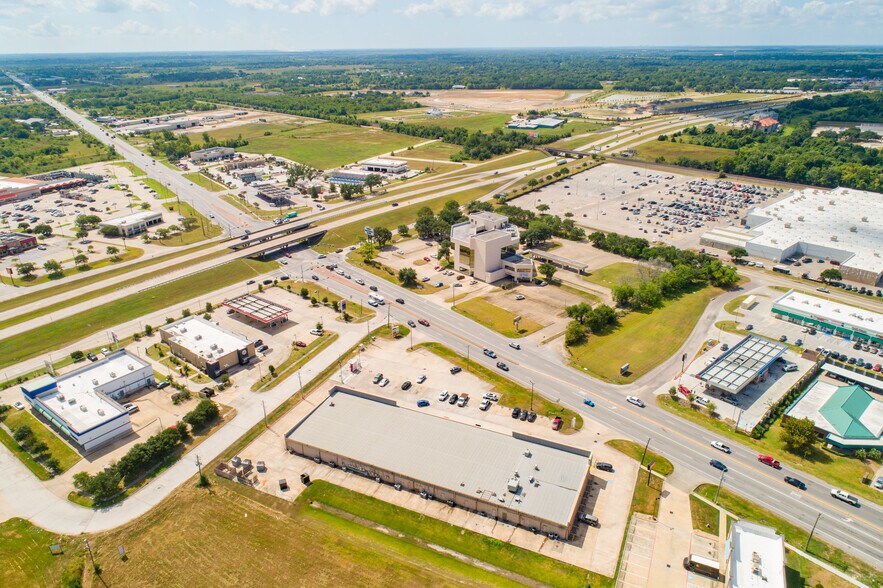 More Photos Of 1591 E Hwy 6, Alvin Storefront For Sale