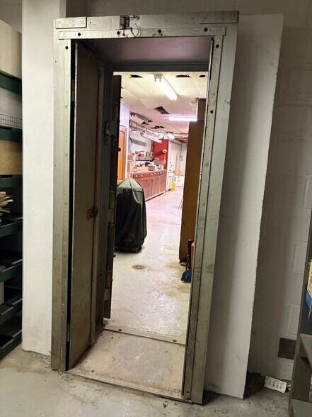 More Photos Of 415 Broad Ave, Stanton Industrial For Sale