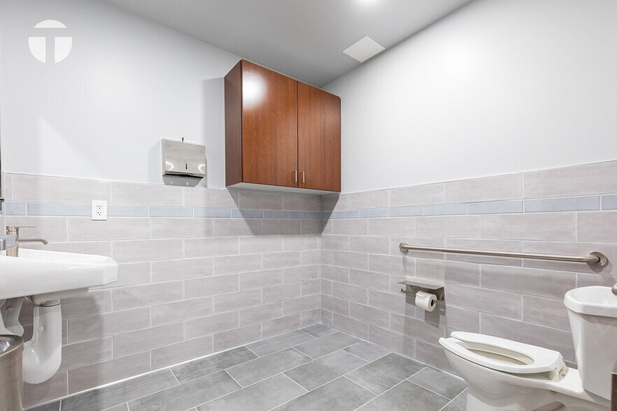 More Photos Of 318 12th St, Sacramento Storefront For Sale