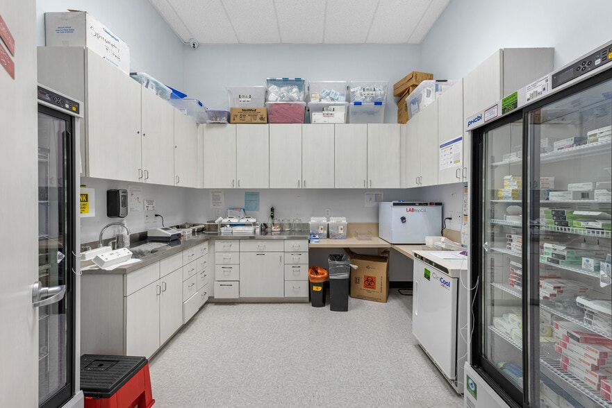 More Photos Of 3326 Watters Rd, Pasadena Office For Sale