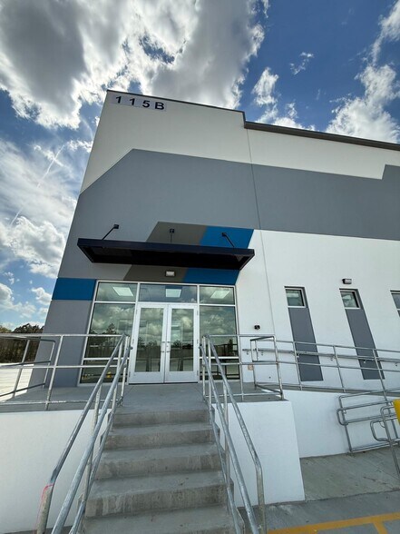 More Photos Of 115 Parkway Dr, Rincon Unknown For Lease