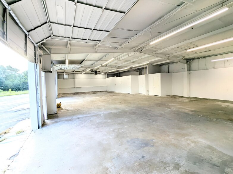 More Photos Of 409 Westbrook Ct, Spartanburg Service For Lease