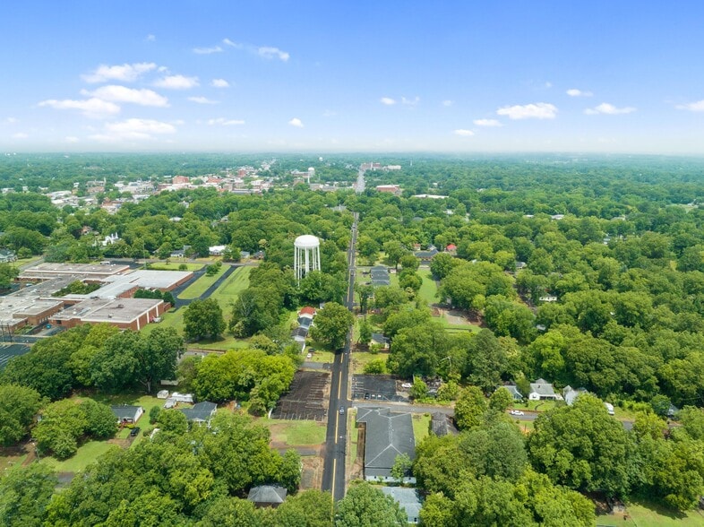 More Photos Of 1401 S Fant St, Anderson Funeral Home For Sale