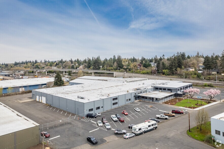 More Photos Of 2515-2517 SE Mailwell Dr, Milwaukie Manufacturing For Lease