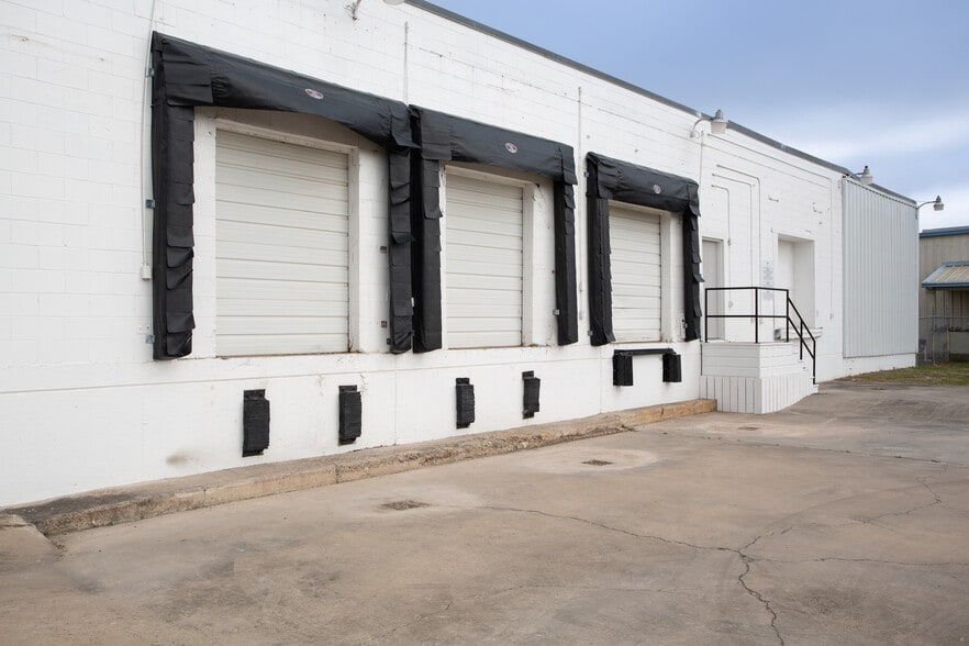 More Photos Of 726 N Expressway 77, Harlingen Warehouse For Lease