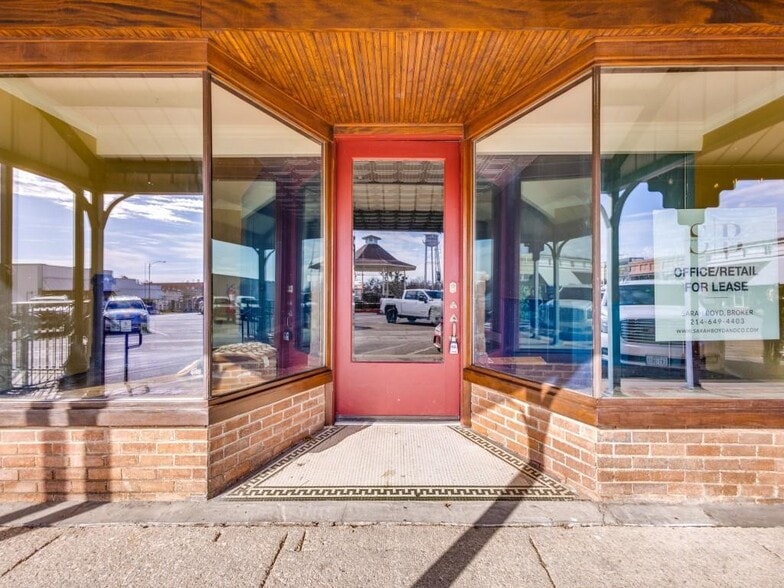 More Photos Of 106 W Main St, Pilot Point Storefront For Lease