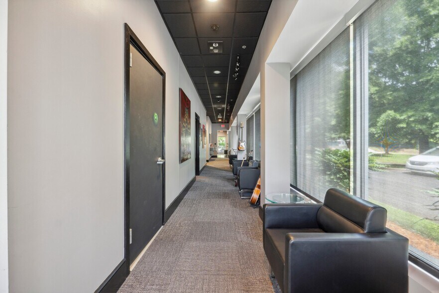 More Photos Of 3120 Latrobe Dr, Charlotte Showroom For Lease