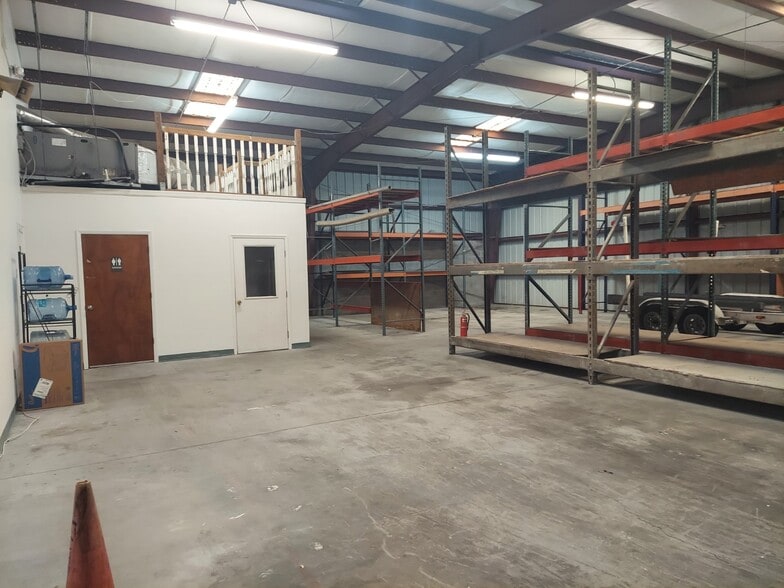 More Photos Of 330 Mears Blvd, Oldsmar Warehouse For Sale