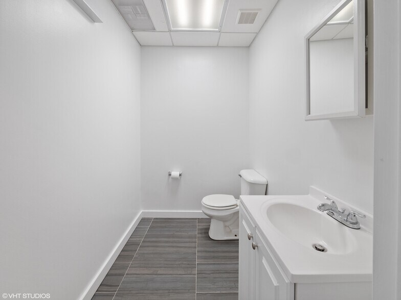 More Photos Of 2901-2911 N Clark St, Chicago Storefront Retail Residential For Lease