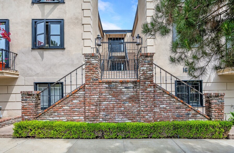 More Photos Of 1630 Hilts Ave, Los Angeles Apartments For Sale