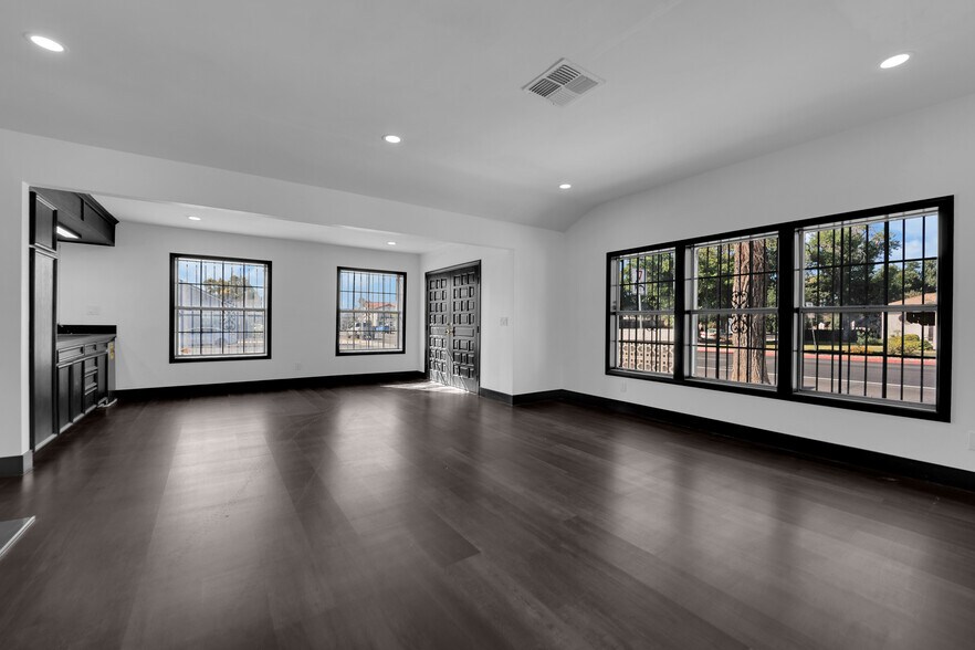 More Photos Of 530 S 7th St, Las Vegas Office Residential For Lease