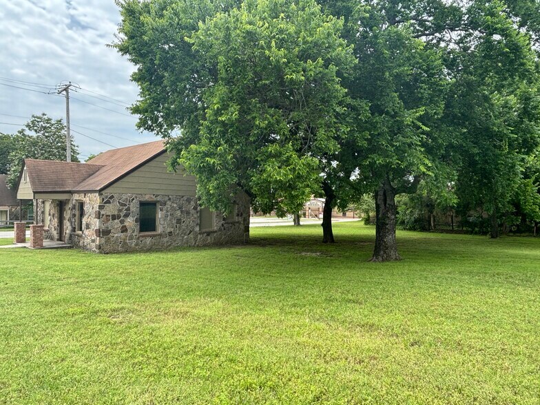 More Photos Of 400 S. Broad Street St, Saint Jo Land For Sale