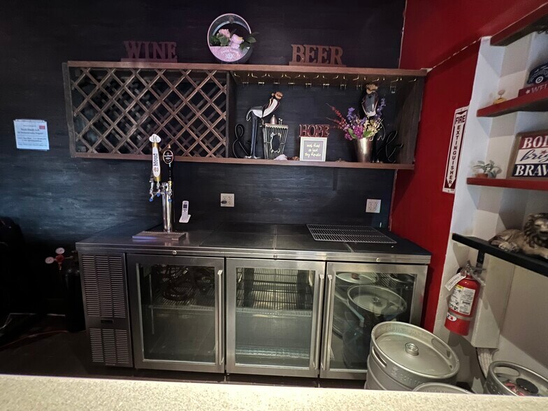 More Photos Of 4161 Beverly Blvd, Los Angeles Restaurant For Lease