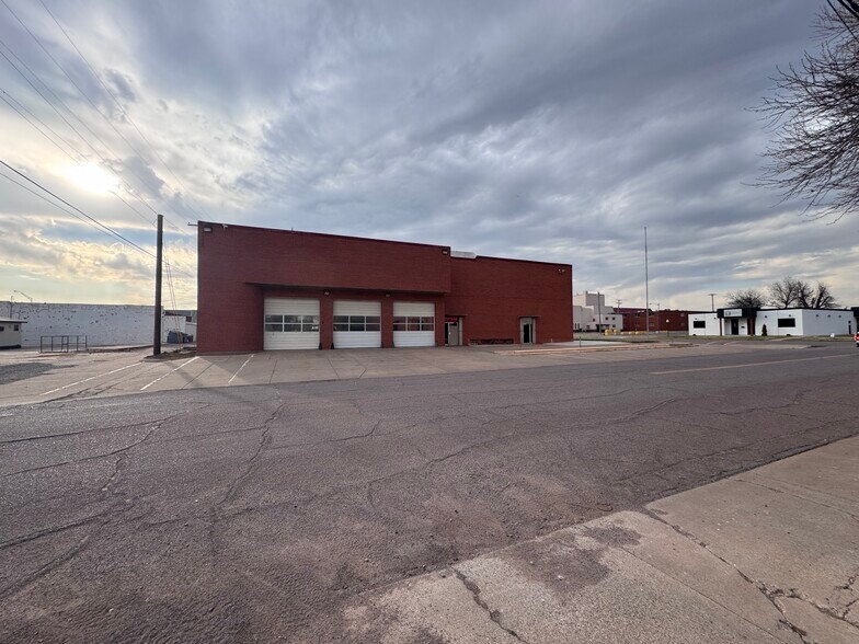 More Photos Of 200 Commerce St, Altus Mixed Retail For Lease