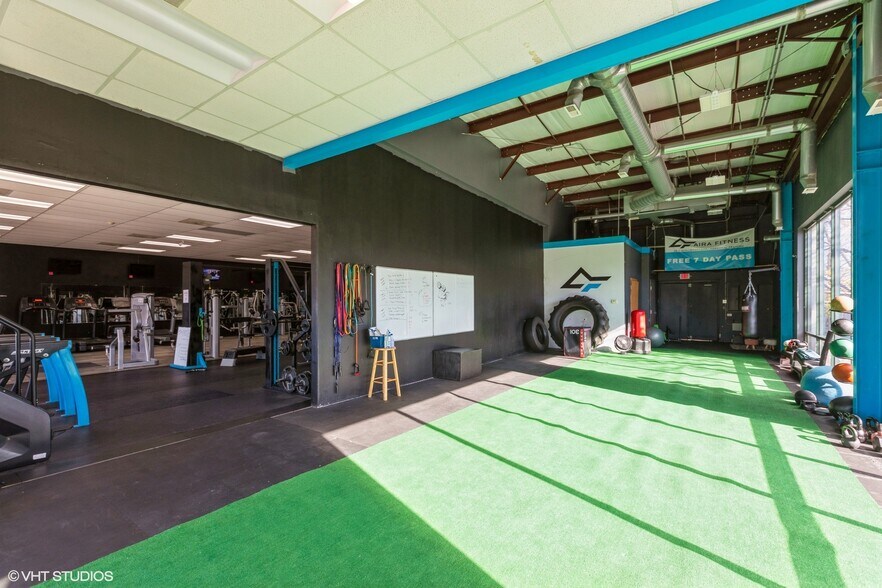 More Photos Of 366-380 Bank Dr, Mchenry Restaurant For Lease