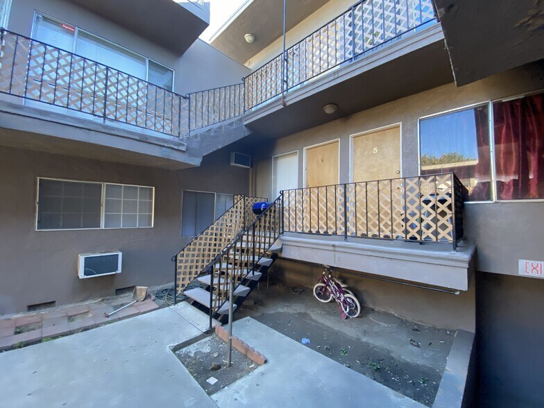 More Photos Of 14140 Delano St, Van Nuys Apartments For Sale