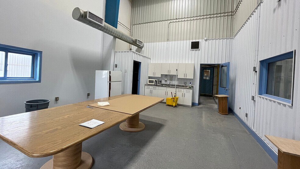 More Photos Of 770 Pandora Av E, Winnipeg Manufacturing For Lease