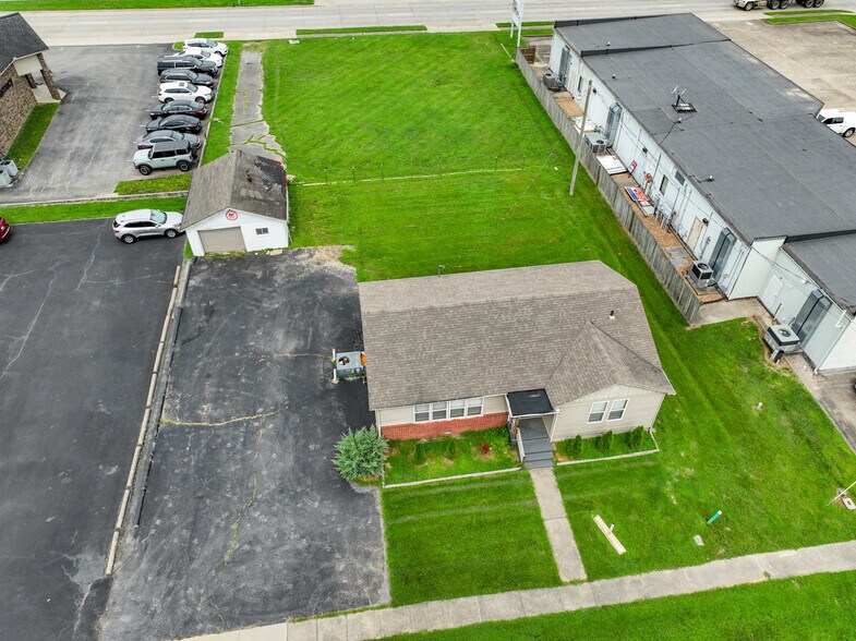 More Photos Of 806 Poplar St, Benton Office For Sale