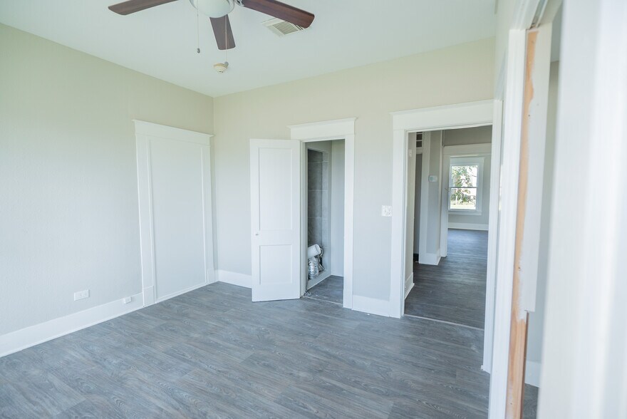 More Photos Of 1119 Smith St, Waller Office Residential For Lease