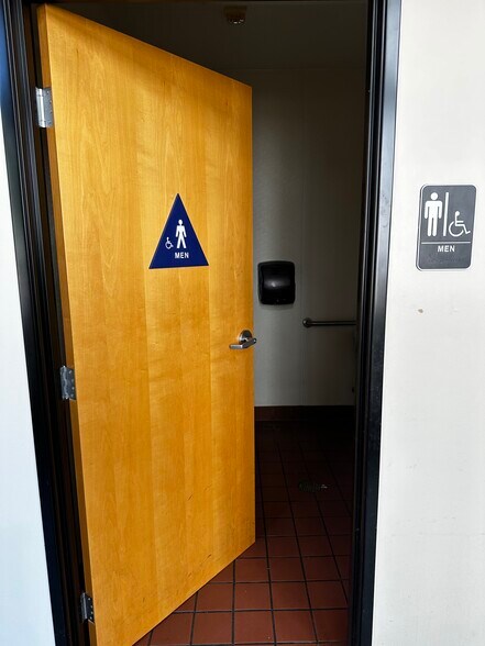 More Photos Of 45 Rincon Dr, Camarillo General Retail For Lease