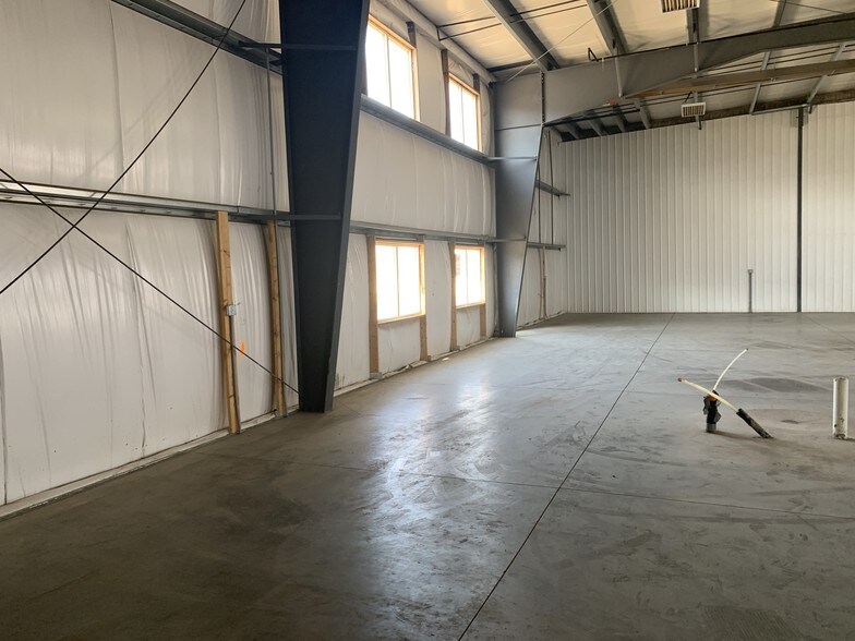 More Photos Of 14 Burnt Valley Ave, Red Deer County Service For Lease