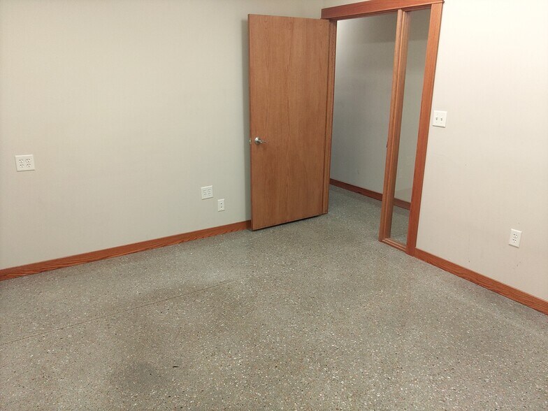 More Photos Of 3235 N 33rd St, Lincoln Warehouse For Lease
