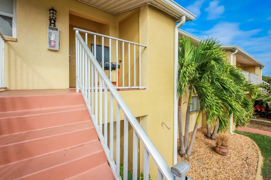 More Photos Of 706 SE 13th Ct, Cape Coral Apartments For Sale