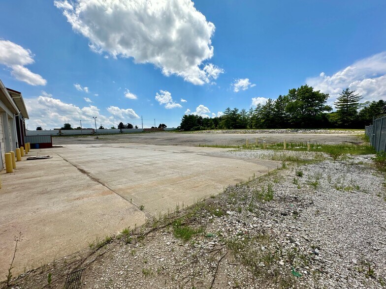 More Photos Of 2305 W Industrial Park Dr, Bloomington Warehouse For Lease