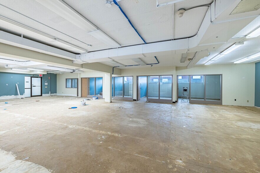 More Photos Of 220 Advance Blvd, Brampton Office For Sale