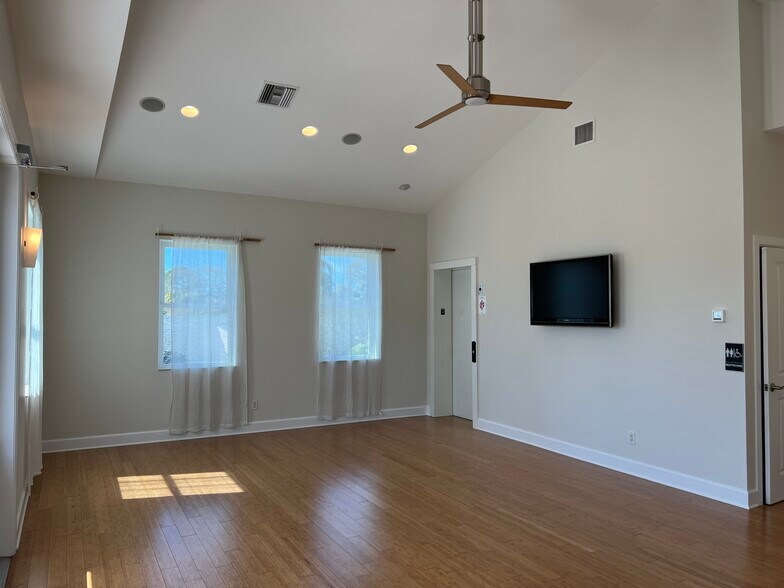 More Photos Of 1000 Bass Blvd, Dunedin Office For Sale